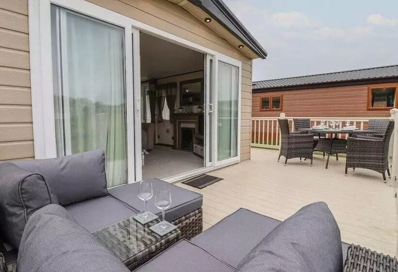 Hotelli Whispering Willows 2 Bed Lodge In Scarborough