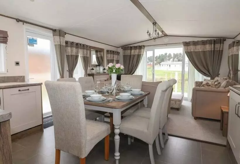 Hotelli Whispering Willows 2 Bed Lodge In Scarborough