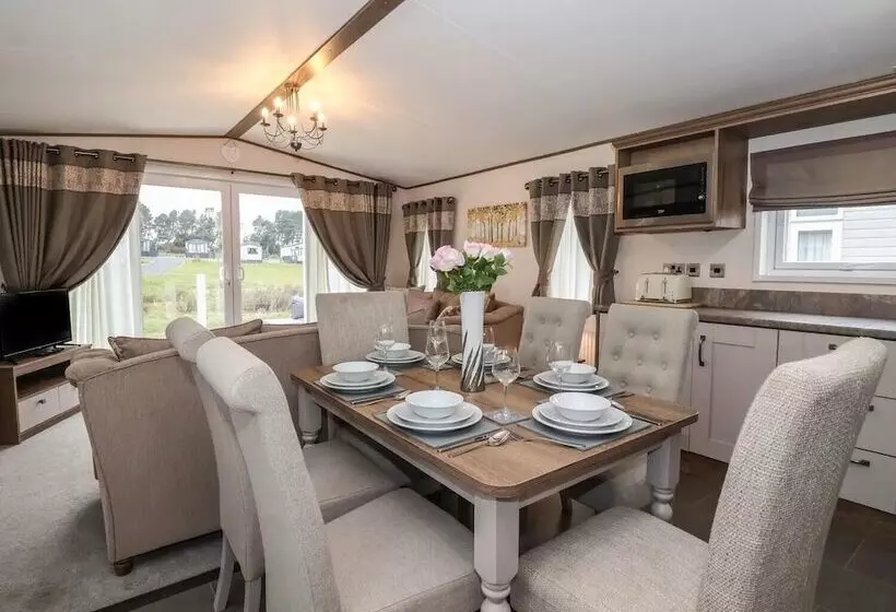 Hotelli Whispering Willows 2 Bed Lodge In Scarborough