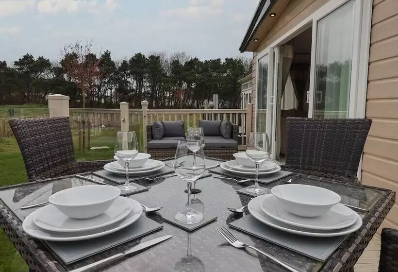 Hotelli Whispering Willows 2 Bed Lodge In Scarborough