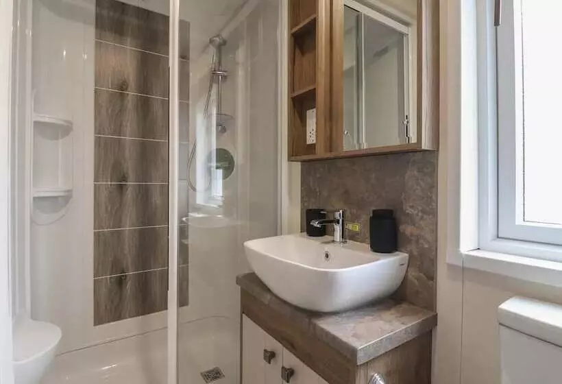 Hotelli Whispering Willows 2 Bed Lodge In Scarborough