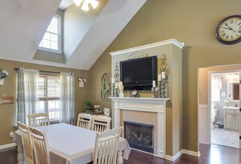 Spacious Lebanon Home W/ Pool: 6 Mi To Downtown!