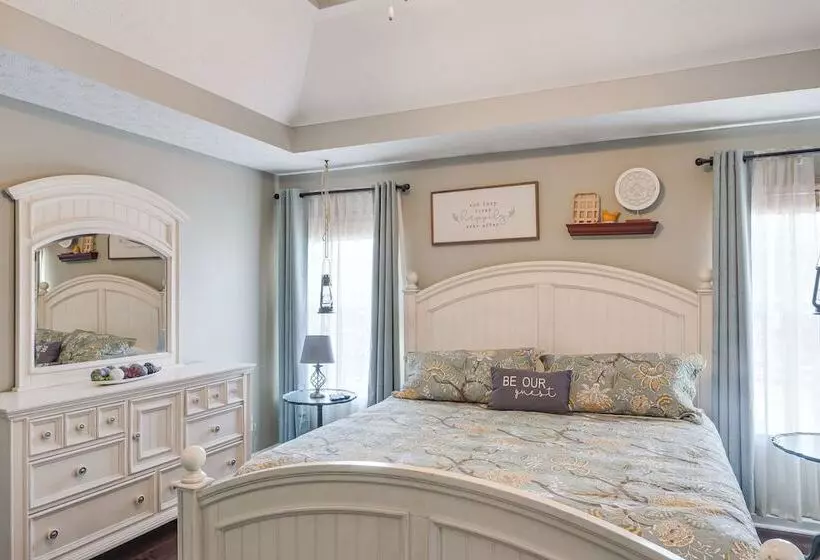 Spacious Lebanon Home W/ Pool: 6 Mi To Downtown!