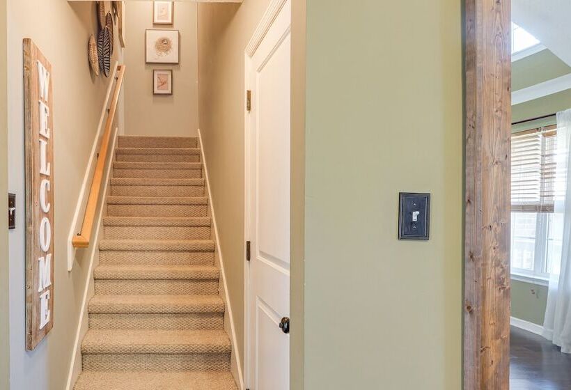 Spacious Lebanon Home W/ Pool: 6 Mi To Downtown!