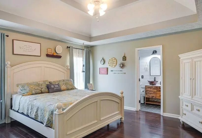 Spacious Lebanon Home W/ Pool: 6 Mi To Downtown!