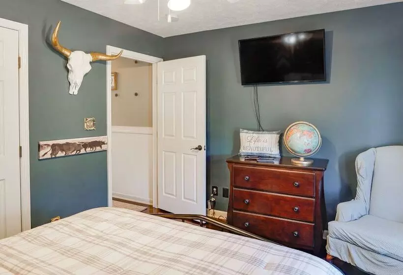 Spacious Lebanon Home W/ Pool: 6 Mi To Downtown!