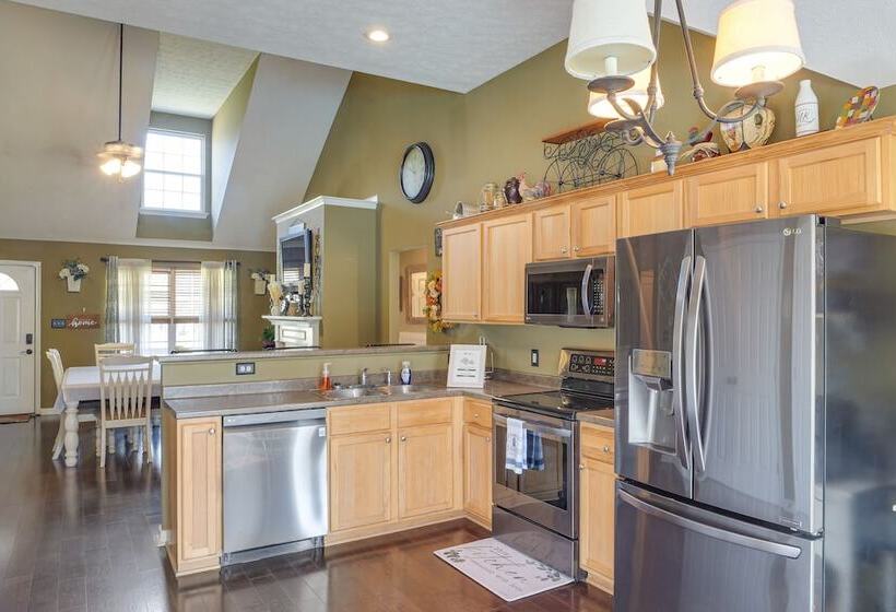 Spacious Lebanon Home W/ Pool: 6 Mi To Downtown!