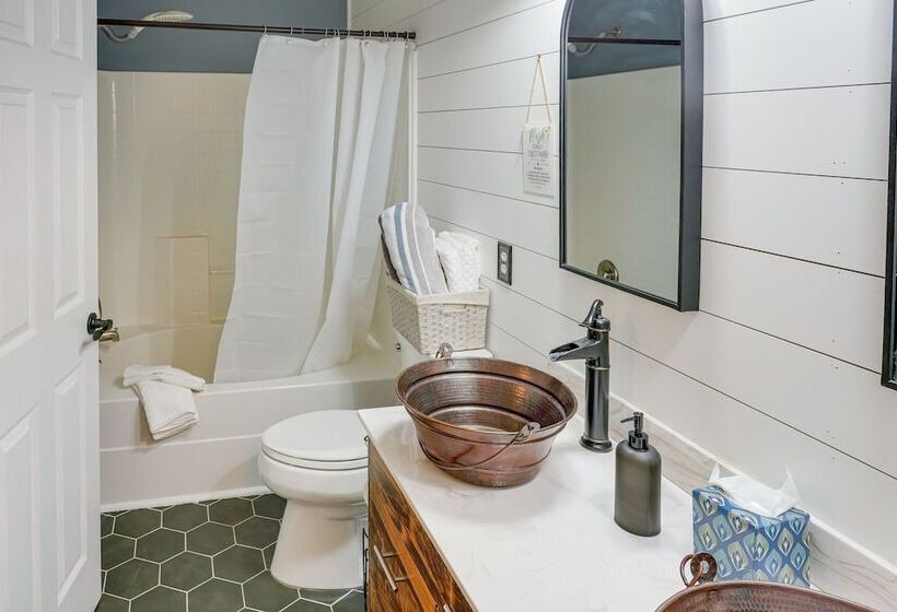 Spacious Lebanon Home W/ Pool: 6 Mi To Downtown!