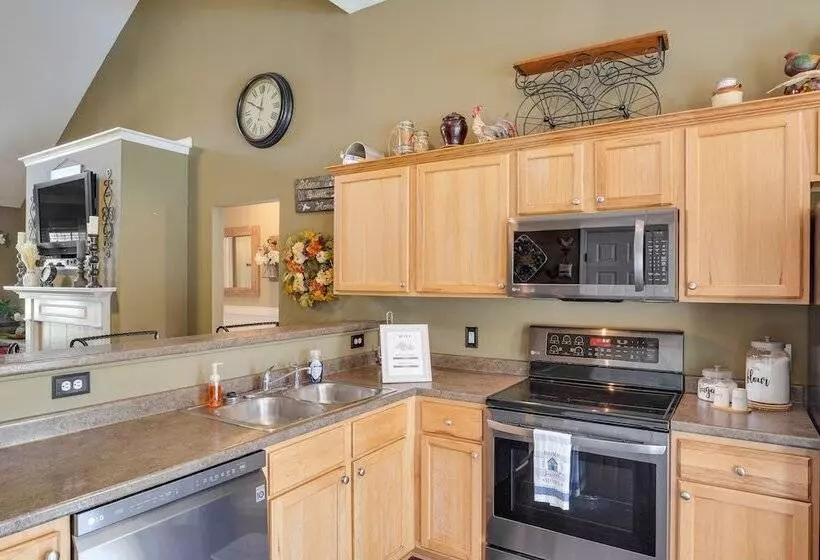 Spacious Lebanon Home W/ Pool: 6 Mi To Downtown!