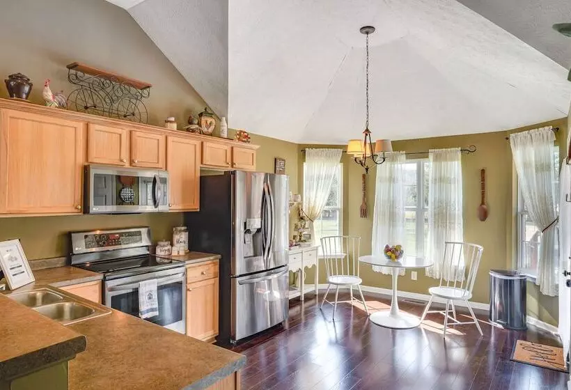 Spacious Lebanon Home W/ Pool: 6 Mi To Downtown!