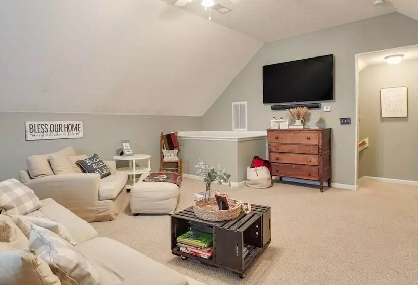 Spacious Lebanon Home W/ Pool: 6 Mi To Downtown!