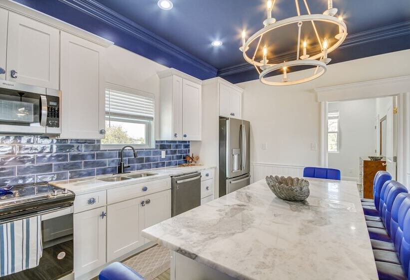 Long Beach Home W/ Views & On Site Beach Access!