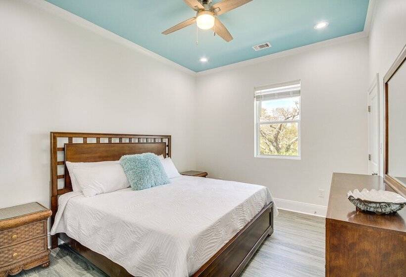 Long Beach Home W/ Views & On Site Beach Access!