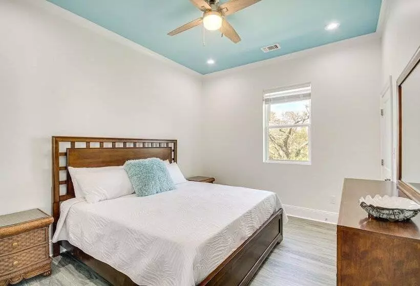 Long Beach Home W/ Views & On Site Beach Access!