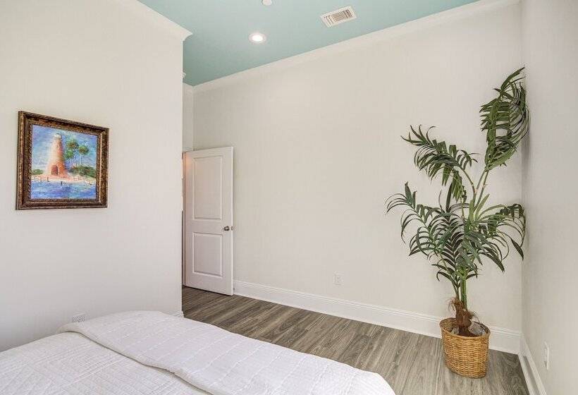 Long Beach Home W/ Views & On Site Beach Access!