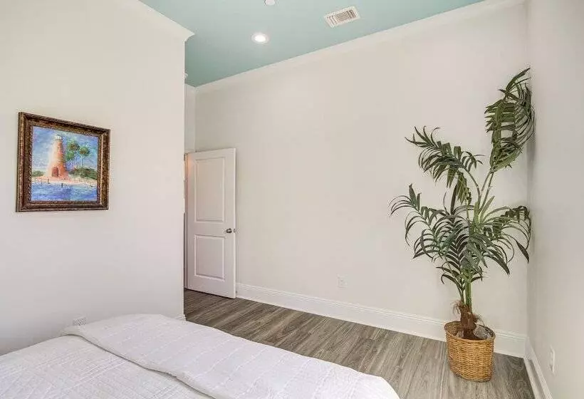 Long Beach Home W/ Views & On Site Beach Access!