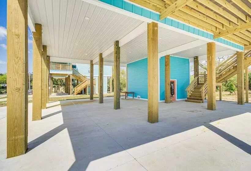 Long Beach Home W/ Views & On Site Beach Access!