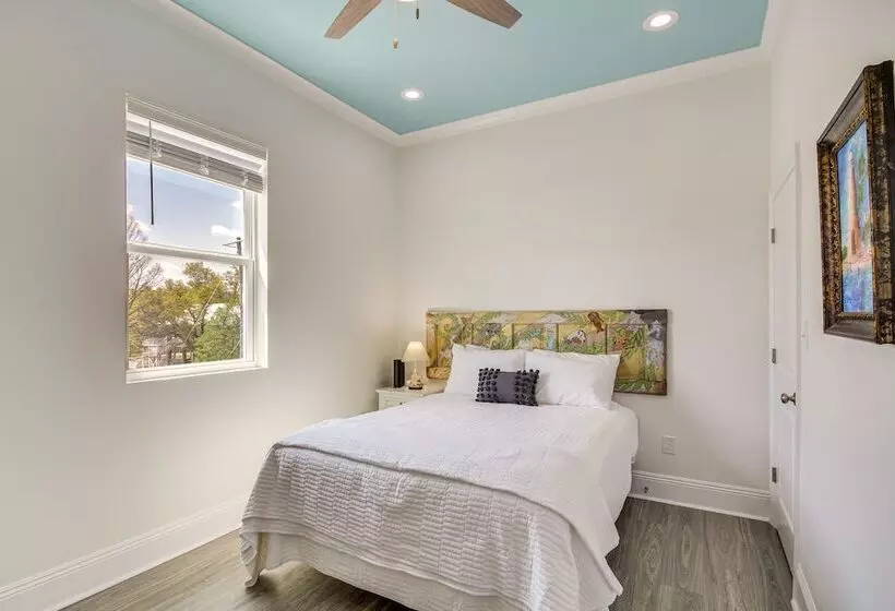 Long Beach Home W/ Views & On Site Beach Access!