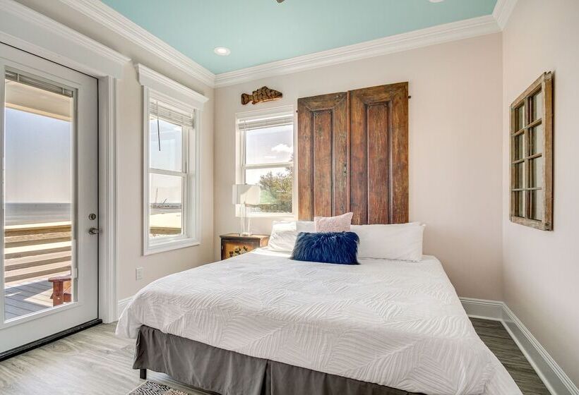 Long Beach Home W/ Views & On Site Beach Access!