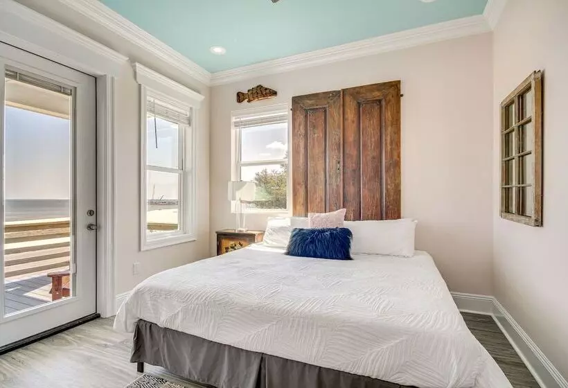 Long Beach Home W/ Views & On Site Beach Access!