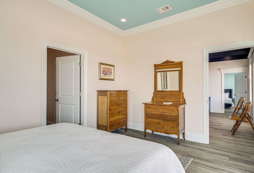 Long Beach Home W/ Views & On Site Beach Access!