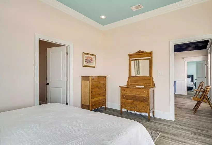 Long Beach Home W/ Views & On Site Beach Access!