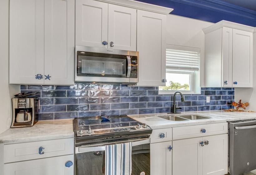 Long Beach Home W/ Views & On Site Beach Access!