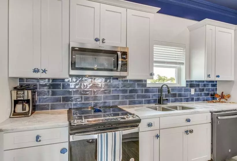 Long Beach Home W/ Views & On Site Beach Access!