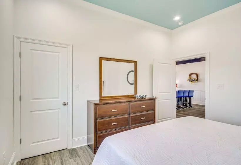 Long Beach Home W/ Views & On Site Beach Access!