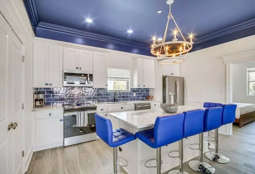 Long Beach Home W/ Views & On Site Beach Access!