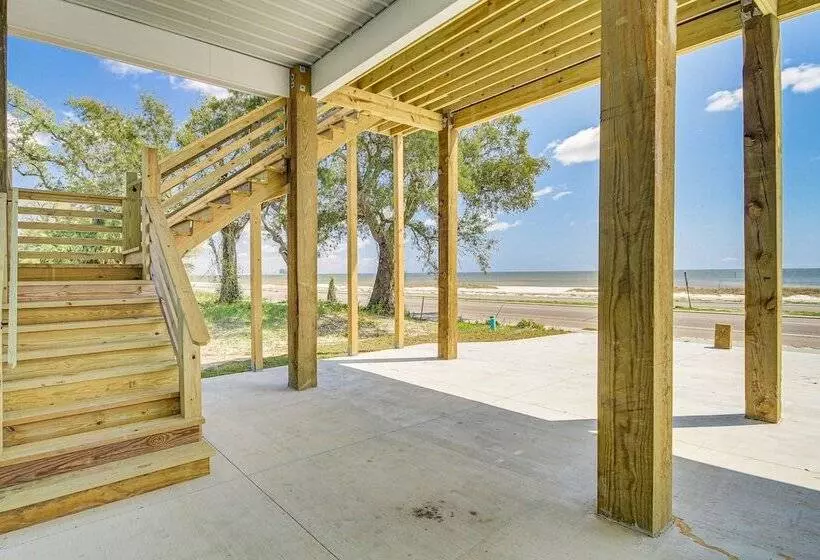 Long Beach Home W/ Views & On Site Beach Access!