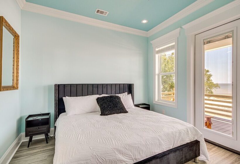 Long Beach Home W/ Views & On Site Beach Access!