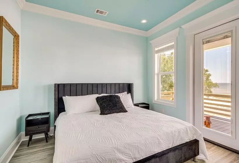 Long Beach Home W/ Views & On Site Beach Access!