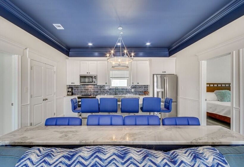 Long Beach Home W/ Views & On Site Beach Access!