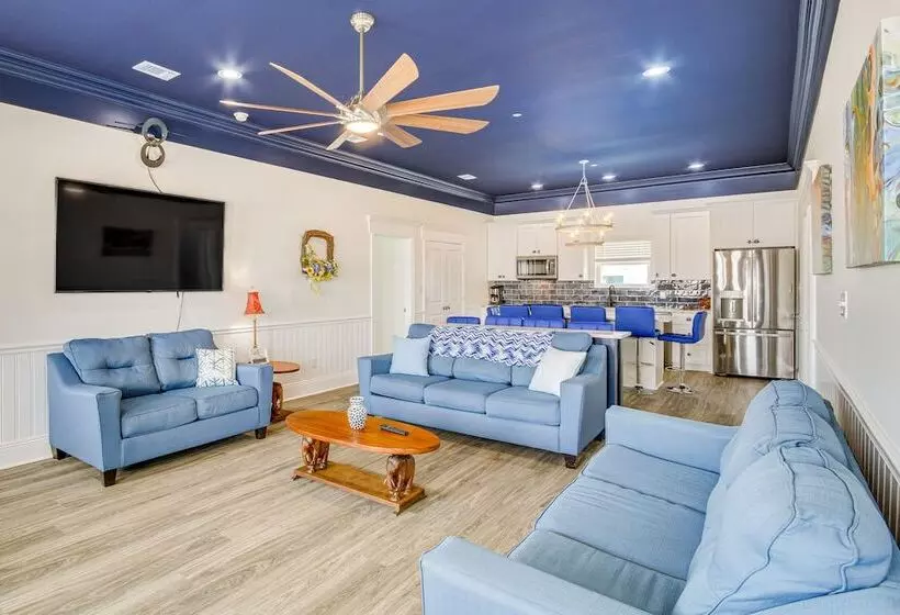 Long Beach Home W/ Views & On Site Beach Access!