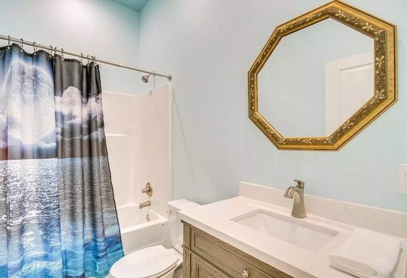 Long Beach Home W/ Views & On Site Beach Access!