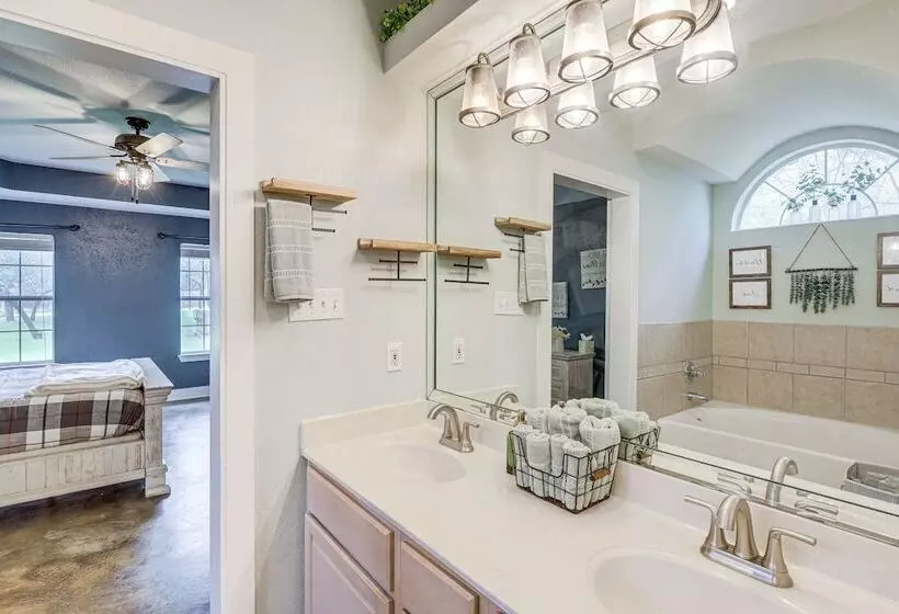5 Mi To Belton Lake: Peaceful Home W/ Hot Tub