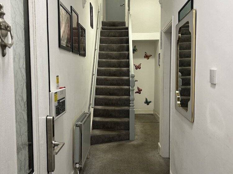 Пансион Quirky Oasis Anfield