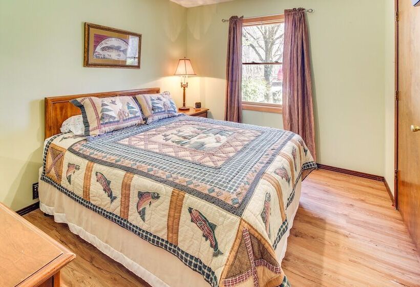 Pet Friendly Byrdstown Cottage W/ Deck & Fire Pit!