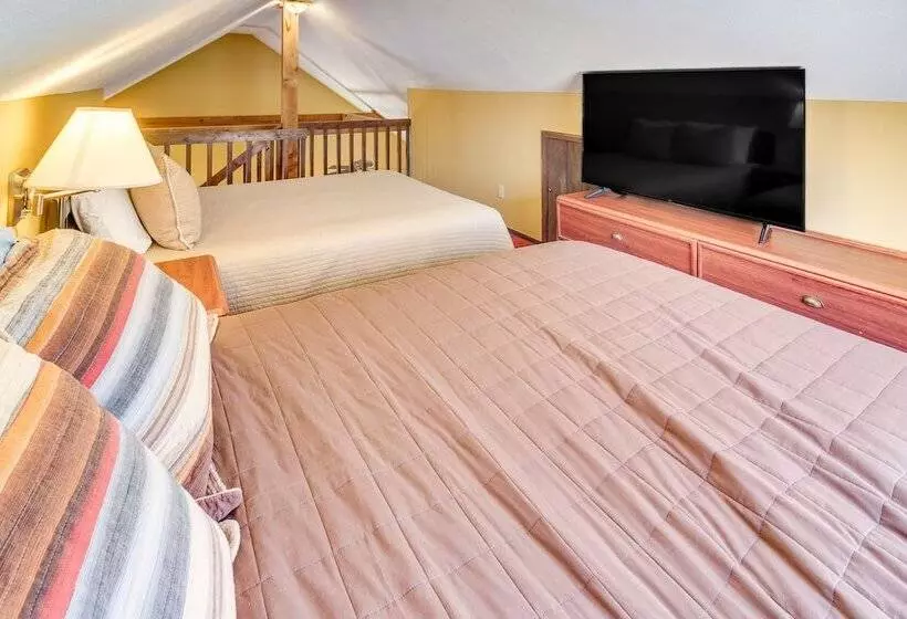 Pet Friendly Byrdstown Cottage W/ Deck & Fire Pit!