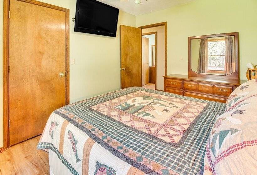 Pet Friendly Byrdstown Cottage W/ Deck & Fire Pit!