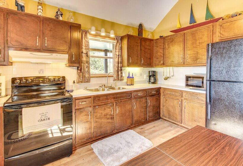 Pet Friendly Byrdstown Cottage W/ Deck & Fire Pit!