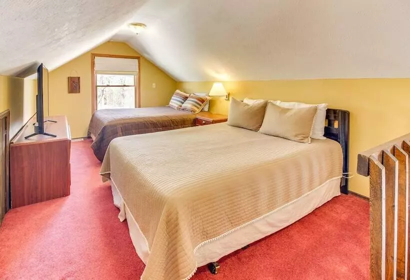 Pet Friendly Byrdstown Cottage W/ Deck & Fire Pit!