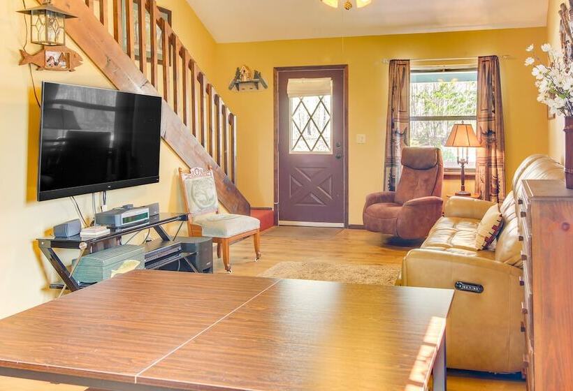 Pet Friendly Byrdstown Cottage W/ Deck & Fire Pit!