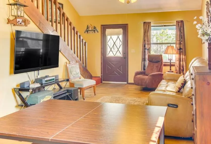 Pet Friendly Byrdstown Cottage W/ Deck & Fire Pit!