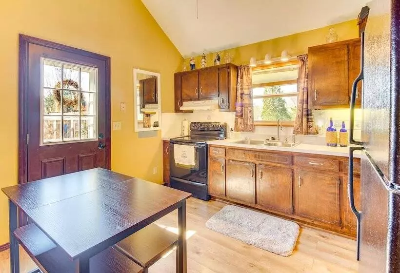 Pet Friendly Byrdstown Cottage W/ Deck & Fire Pit!