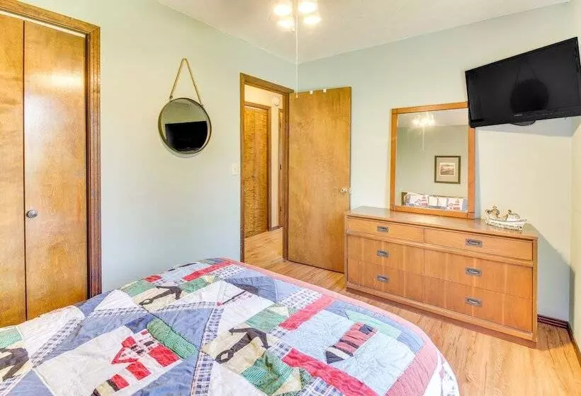 Pet Friendly Byrdstown Cottage W/ Deck & Fire Pit!