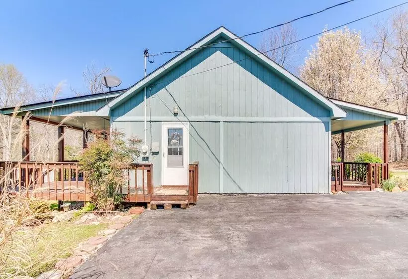 Pet Friendly Byrdstown Cottage W/ Deck & Fire Pit!