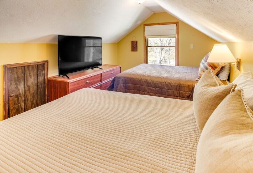 Pet Friendly Byrdstown Cottage W/ Deck & Fire Pit!