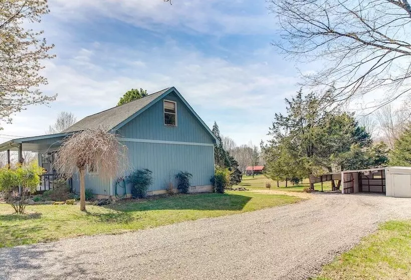 Pet Friendly Byrdstown Cottage W/ Deck & Fire Pit!